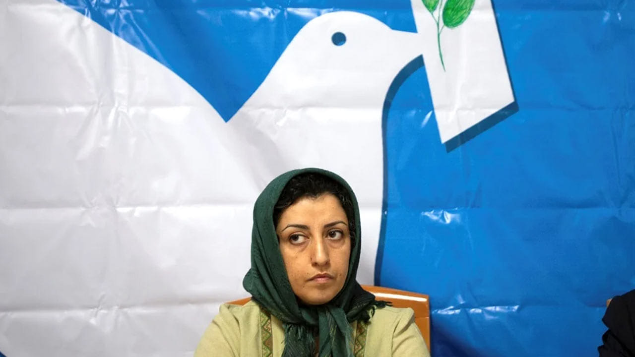 అయితే ఆ మహిళ పోలీసుల కస్టడీలో చనిపోయింది. ఆ తర్వాత దేశంలో పెద్ద ఎత్తున ఆందోళనలు చెలరేగాయి, యువతి మృతికి వ్యతిరేకంగా ప్రజలు రోడ్లపైకి వచ్చి నిరసనలు తెలిపారు. ఈ అల్లర్లలోనే నార్గెస్‌ మొహమ్మదిని ఇరాన్‌ ప్రభుత్వం జైల్లో పెట్టింది. ఈ సమయంలో ఇరాన్‌లో తీవ్ర స్థాయిలో హింస చెలరేగింది. పోలీసుల కాల్పుల్లో ఏకంగా 500 మంది చనిపోయారు. 