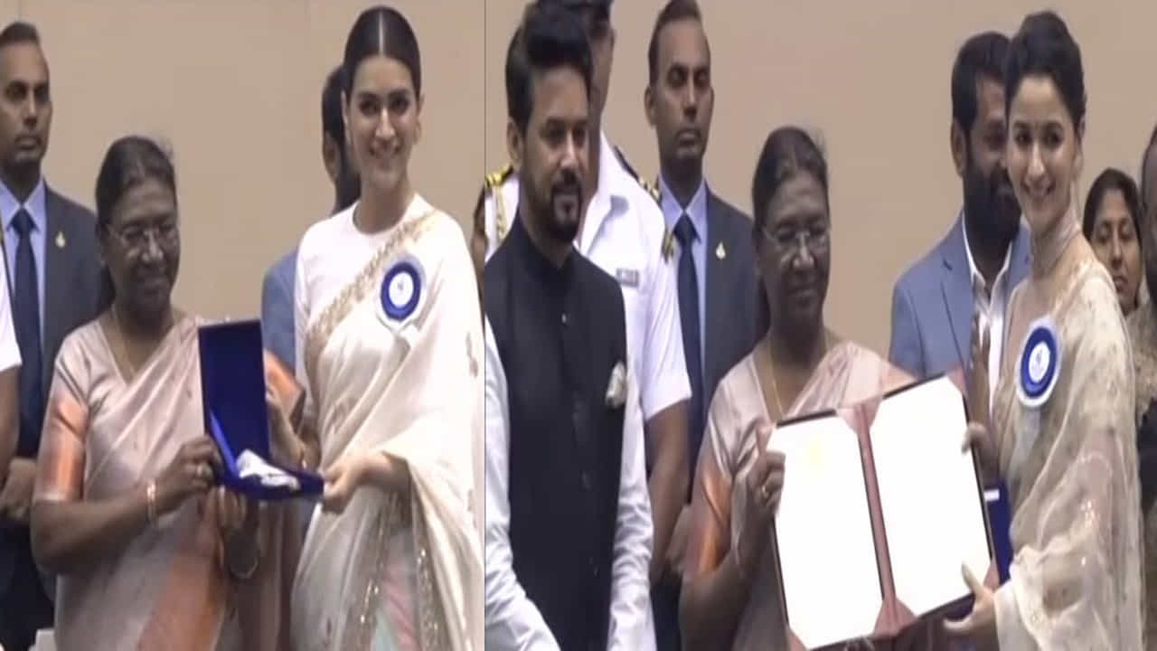 మొత్తమ్మీద జాతీయ అవార్డుల్లో తెలుగు సినిమాకు పట్టం కట్టారు. ఏకంగా ఆరు పురస్కారలు లభించాయి. దీంతో అవార్డు పొందిన నటీనటులకు సోషల్‌ మీడియాలో ప్రశంసలు వెల్లు వెత్తుతున్నాయి.  (Photo Courtesy: DD National)
