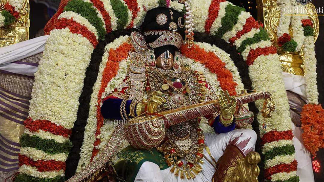 అక్టోబర్ 16వ తేదీ: శ్రీవారి బ్రహ్మోత్సవాల్లో రెండో రోజు ఉదయం 8 గంటలకు మలయప్పస్వామి ఐదు తలల చిన్నశేష వాహనంపై ఊరేగుతూ భక్తులకు దర్శనం ఇవ్వనున్నారు. రాత్రి 7 గంటలకు హంసవాహనంపై సరస్వతిమూర్తి అవతారంలో శ్రీవారు దర్శనం ఇవ్వనున్నారు. 
