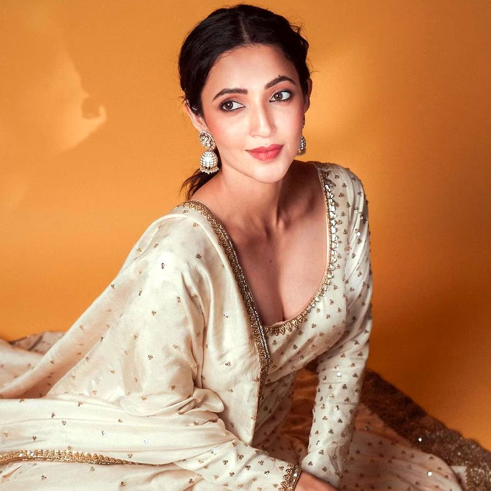 ఇక ఈ బ్యూటీ పెద్ద హీరోల సినిమాల్లో ఛాన్స్ లకోసం ఎదురుచూస్తుంది. ఈ క్రమంలోనే సోషల్ మీడియాను వేదికగా చేసుకొని దర్శకులకు గాలులు వేస్తుంది.