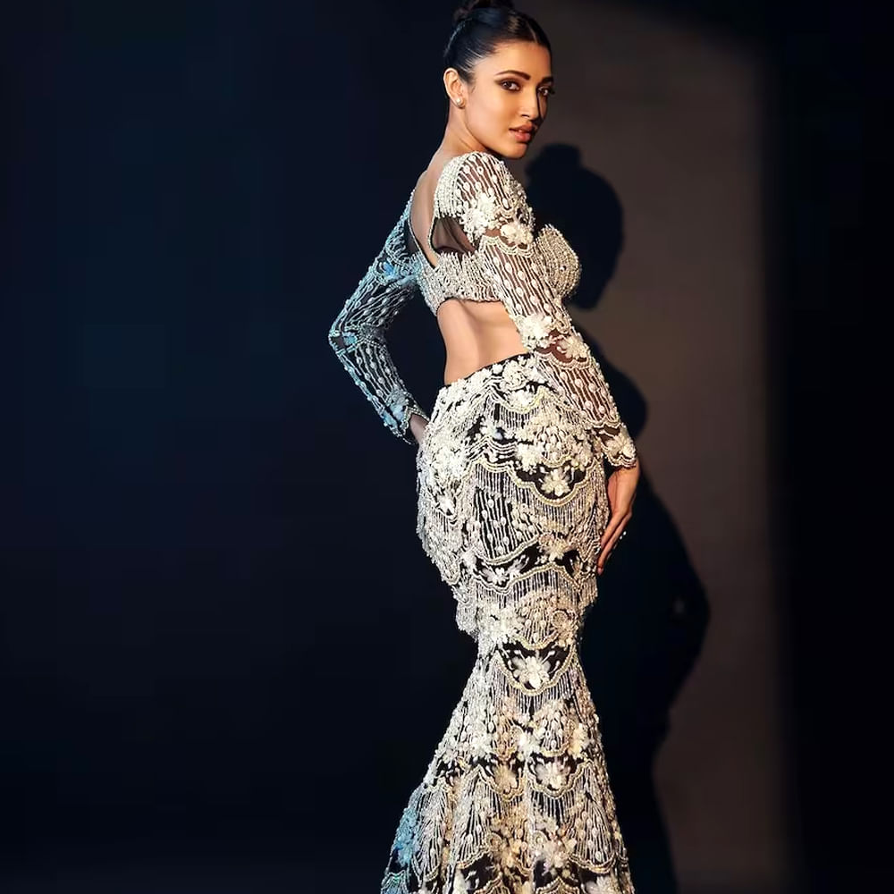 డీజే టిల్లు సినిమాలో నటనతో పాటు తన అందచందాలతో ప్రేక్షకులను కట్టిపడేసింది. డీజే టిల్లు సినిమా తర్వాత నేహాకు వరుస ఆఫర్స్ క్యూ కట్టాయి. ఈ అమ్మడికి చాలా సినిమాల్లో ఛాన్సులు వచ్చాయి.