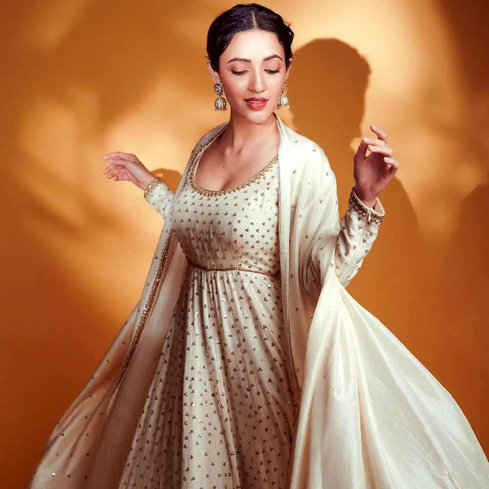 రీసెంట్ గా యంగ్ హీరో కిరణ్ అబ్బవరం నటించిన రూల్స్ రంజన్ సినిమాలో నటించింది. ఈ సినిమా ఆశించిన స్థాయిలో సక్సెస్ అందుకోలేకపోయింది. కానీ నేహా తన నటనతో మరోసారి ఆకట్టుకుంది.