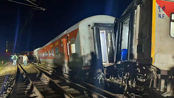 Train Accident in Bihar: బీహార్లో ఘోర రైలు ప్రమాదం.. పట్టాలు తప్పిన నార్త్-ఈస్ట్ ఎక్స్ప్రెస్ ఐదు కోచ్లు..