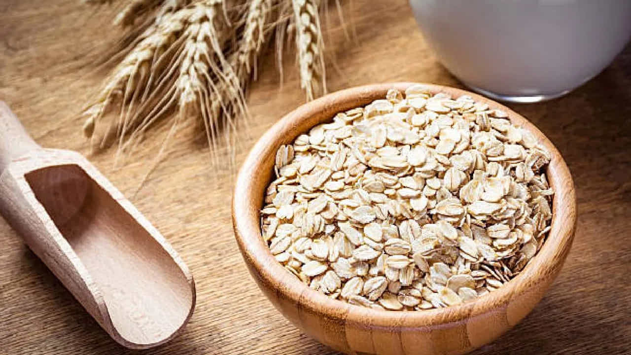 Oats -ఓట్స్లో అవసరమైన పోషకాలు పుష్కలంగా ఉన్నాయి. ఓట్స్లో ఫైబర్, ఐరన్, విటమిన్లు, ముఖ్యంగా బి విటమిన్లు, మాంగనీస్, ఫాస్పరస్, మెగ్నీషియం వంటి ఖనిజాలు, యాంటీఆక్సిడెంట్లు ఉంటాయి. రోజూ ఓట్ మీల్ తీసుకోవడం చర్మ సమస్యల నుండి బయటపడటానికి సహాయపడుతుంది.