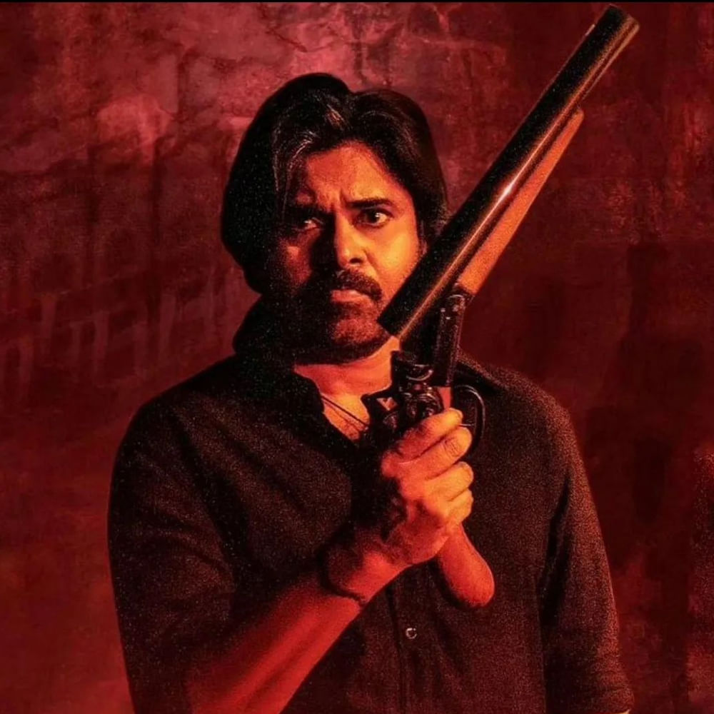 80ల నేపథ్యంలో సాగే ముంబై బేస్డ్ గ్యాంగ్ స్టర్ డ్రామా ఇది. ఓజి కథపై సోషల్ మీడియాలో లీక్స్ మొదలయ్యాయి. ముంబైకి మామూలుగా వచ్చిన ఓ వ్యక్తి.. గ్యాంగ్స్టర్గా ఎలా మారాడు.. అలా మార్చిన పరిస్థితులేంటి అనేది ఈ చిత్ర కథ.