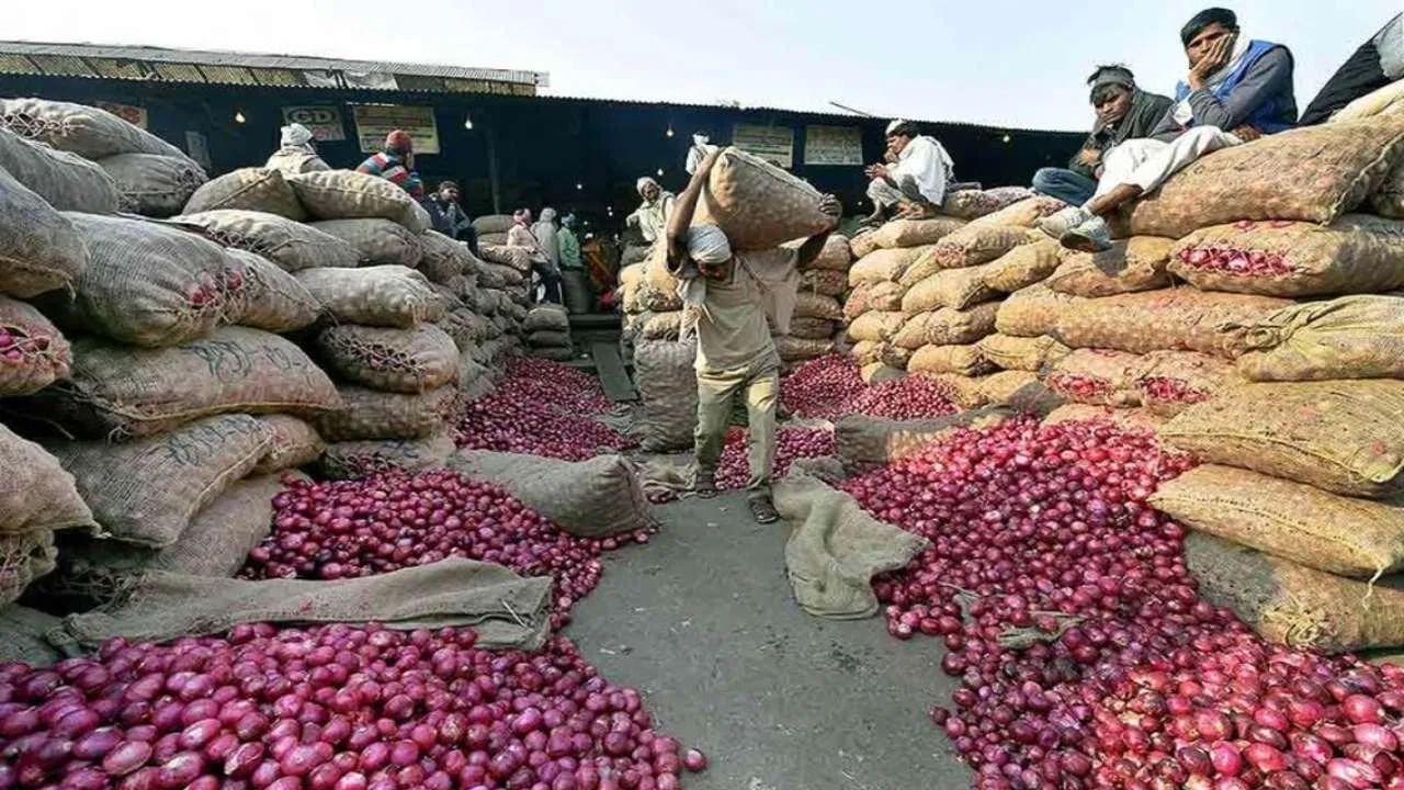 Onion Price: మళ్లీ కన్నీళ్లు తెప్పిస్తున్న ఉల్లి ధర.. కిలో 70 రూపాయలు