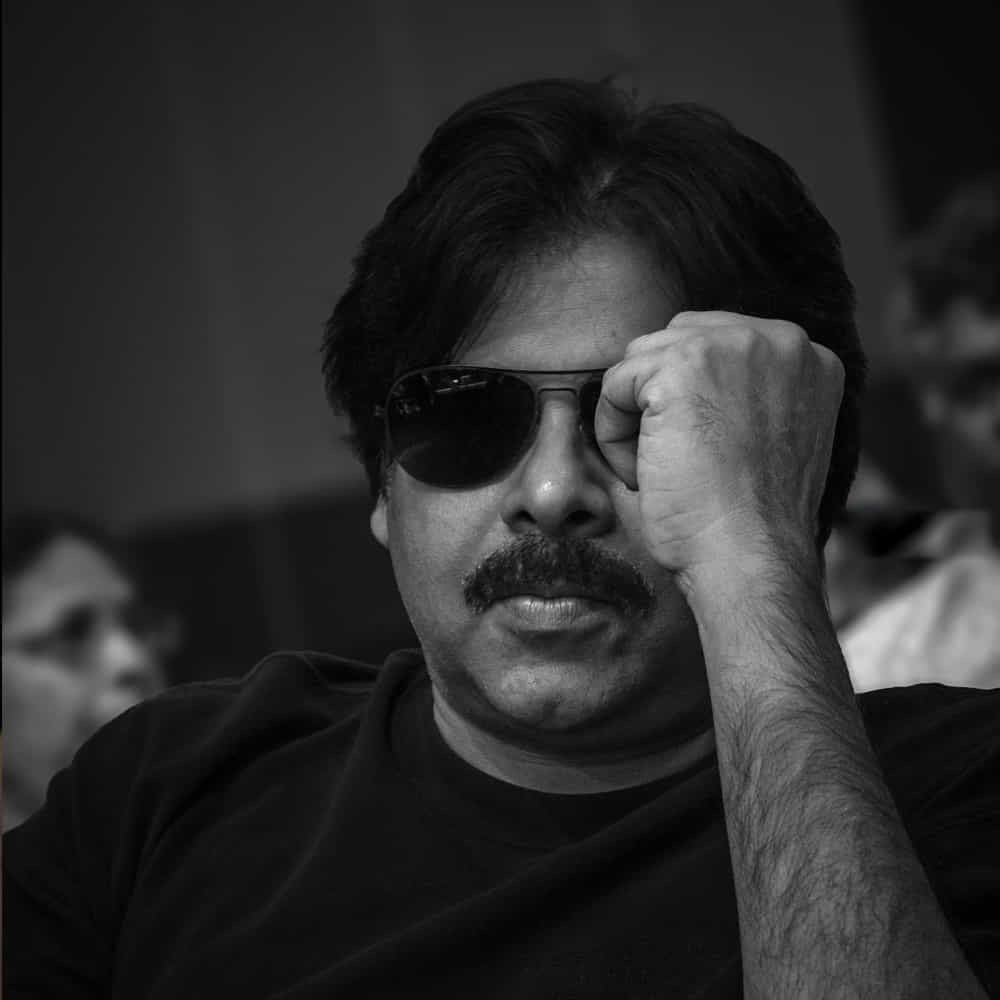 కామనర్గా ముంబైలో అడుగుపెట్టి.. తర్వాత ఎలా డాన్ అయ్యారనేది కథ అని తెలుస్తుంది. అక్టోబర్ 26న సుజీత్ పుట్టిన రోజు సందర్భంగా ఓజి మేకర్స్ చేసిన ట్వీట్ క్షణాల్లో వైరల్ అయింది.