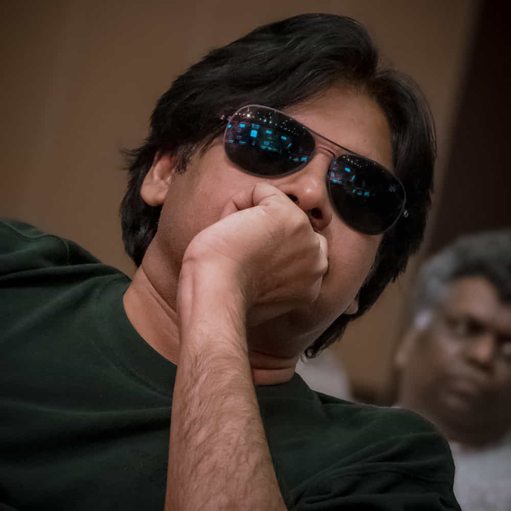 సుజీత్ బర్త్ డే సందర్భంగా.. ఈ ఇయర్ పేల్చి పడేస్తున్నాం అంటూ ట్వీట్ చేసారు డివివి ఎంటర్టైన్మెంట్స్. అది చూసిన ఫ్యాన్స్ ఓజి 2023లోనే వస్తుందనుకున్నారు.. కానీ అదేం లేదని వెంటనే క్లారిటీ ఇచ్చారు నిర్మాతలు. కాకపోతే మేజర్ అప్డేట్స్ మాత్రం ఇదే ఏడాది వస్తాయంటున్నారు. కుదిర్తే టీజర్తో పాటు పాటను విడుదల చేయాలని చూస్తున్నారు. మొత్తానికి ఊరించి ఉసూరుమనిపించారు ఓజి మేకర్స్.