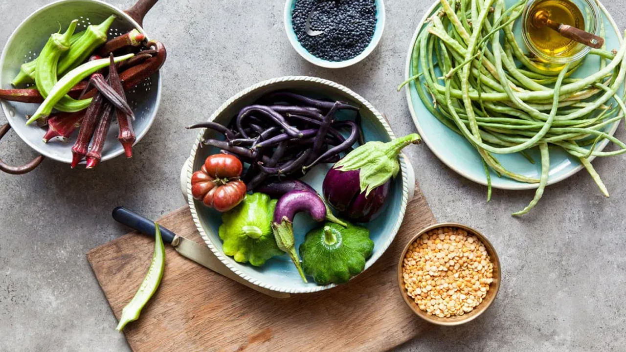 సరిగ్గా తినకపోవడం, నిద్ర సరిగ్గా పోకపోయినా మలబద్ధకం ఏర్పడుతుంది. నూనె, మసాలాలు ఎక్కువగా ఉన్న బయటి ఆహారాన్ని తినడం వలన ఫైల్స్ ఏర్పడవచ్చు. తినే ఆహారంలో ఎక్కువ భాగం మాంసం ఉన్నా ఈ సమస్య తీవ్రత ఎక్కువగా ఉంటుంది.