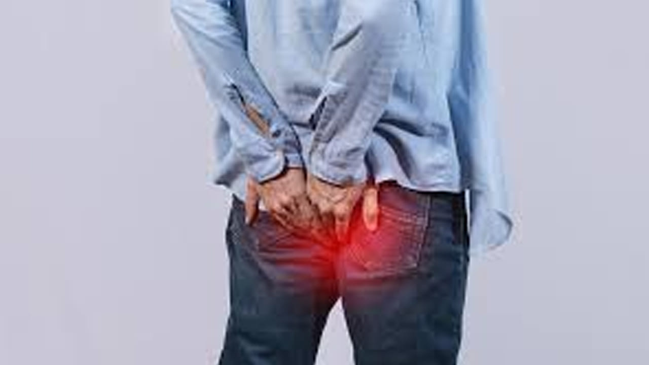 పైల్స్ కోసం తీసుకునే చికిత్సలో త్రిఫల చూర్ణం ధన్వంతరి వంటిది. త్రిఫల చూర్ణాన్ని గోరువెచ్చని నీటిలో కలిపి రాత్రిపూట తీసుకోవాలి. ఇలా రెగ్యులర్గా తీసుకుంటే పైల్స్, మలబద్ధకం వంటి సమస్యలను దూరం చేస్తుంది.