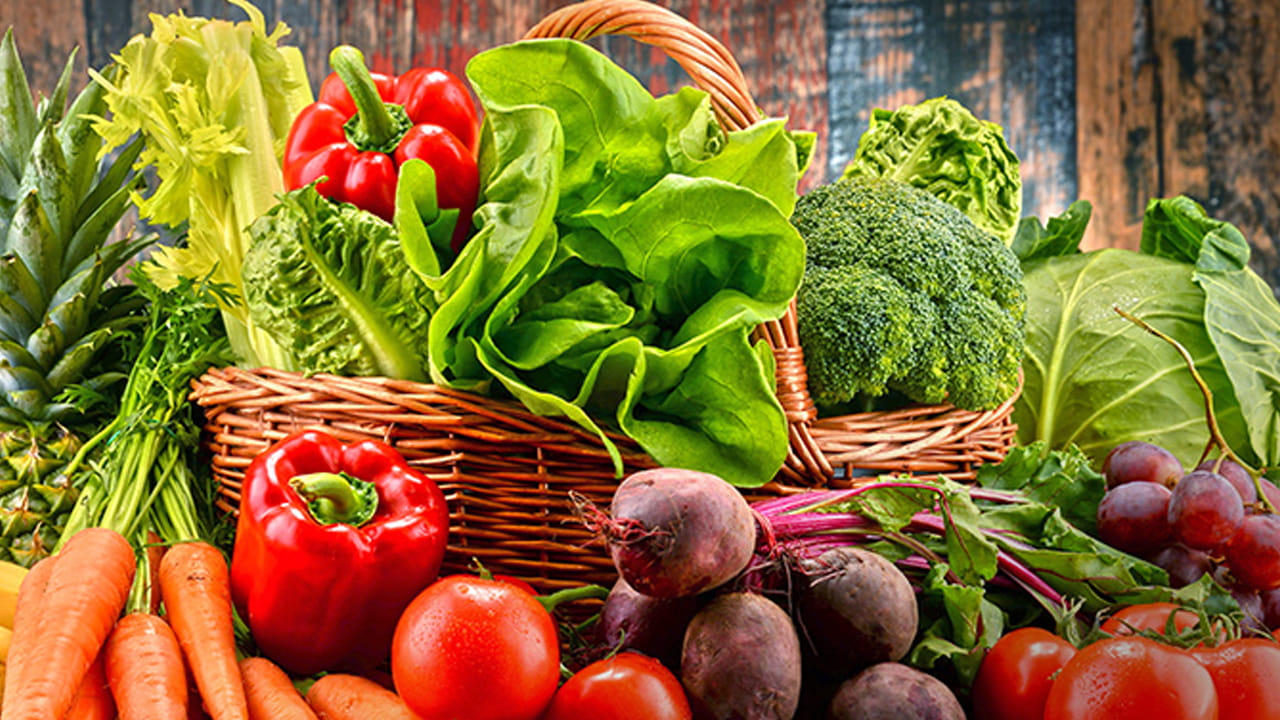 పైల్స్ సమస్యను పరిష్కరించడానికి రోజుకు 2 నుండి 3 లీటర్ల నీరు త్రాగాలి. పొగాకు, కెఫిన్ పానీయాలకు దూరంగా ఉండండి. అంతేకాదు రోజులో ఎక్కువగా నీరు తాగండి.. పండ్లు ఎక్కువగా తినండి. రాత్రిపూట కారంగా ఉండే ఆహారాన్ని తినండి. రోజులో ఒక గిన్నె బొప్పాయి. పప్పు మాత్రమే తినండి