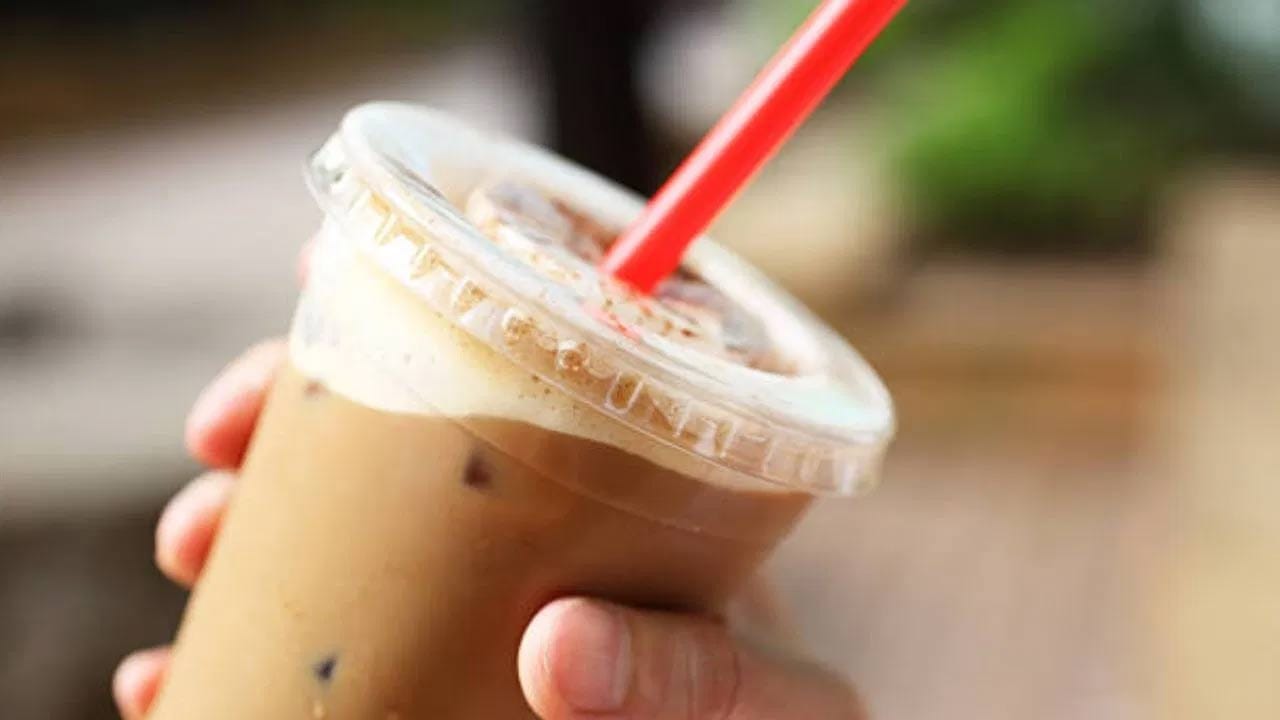 సాధారణంగా కొబ్బరి బోండాలు, వాటర్ బాటిల్ లేదా శీతల పానీయాలు తాగడానికి ప్లాస్టిక్ స్ట్రాస్ ఉపయోగిస్తుంటారు. చాలా మంది ప్లాస్టిక్ స్ట్రాస్ ద్వారా ఇష్టమైన పానీయాలను ఆస్వాదిస్తుంటారు. ఆరోగ్యంపై వీటి ప్రభావం గురించి ఎప్పుడైనా ఆలోచించారా?