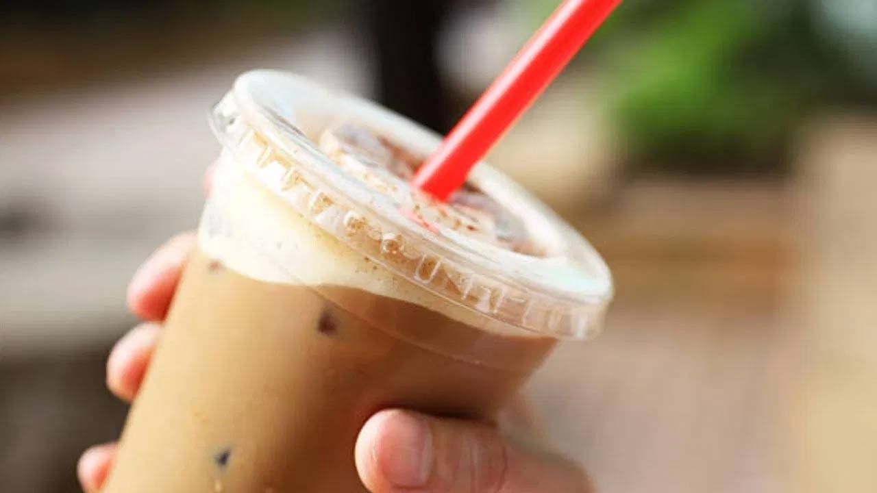 సాధారణంగా కొబ్బరి బోండాలు, వాటర్ బాటిల్ లేదా శీతల పానీయాలు తాగడానికి ప్లాస్టిక్ స్ట్రాస్ ఉపయోగిస్తుంటారు. చాలా మంది ప్లాస్టిక్ స్ట్రాస్ ద్వారా ఇష్టమైన పానీయాలను ఆస్వాదిస్తుంటారు. ఆరోగ్యంపై వీటి ప్రభావం గురించి ఎప్పుడైనా ఆలోచించారా?