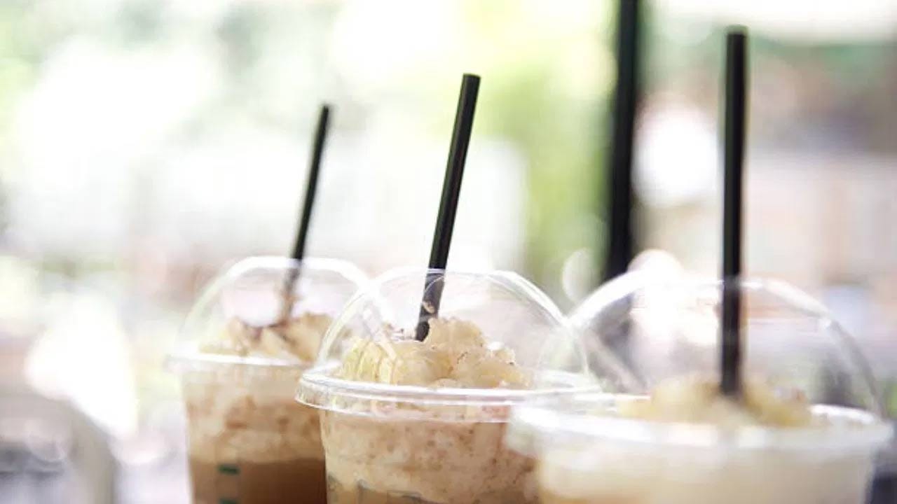 ప్లాస్టిక్ స్ట్రాస్ వాడడానికి సౌకర్యంగా ఉన్నప్పటికీ ఇవి ఆరోగ్యానికి అంత మంచిది కాదు. ప్లాస్టిక్ స్ట్రాస్ ఉపయోగించడం వల్ల ఎలాంటి సమస్యలు వస్తాయో ఆరోగ్య నిపుణుల మాటల్లో.. ప్లాస్టిక్ స్ట్రాస్ ఉపయోగించడం వల్ల దంత సమస్యలు పెరుగుతాయి. ప్లాస్టిక్ స్ట్రా ద్వారా త్రాగినప్పుడు తీపి పానీయాలలోని చక్కెర దంతాలను నేరుగా ప్రభావితం చేస్తుంది. ఇది పంటి ఎనామిల్ కోతకు కారణమవుతుంది. 