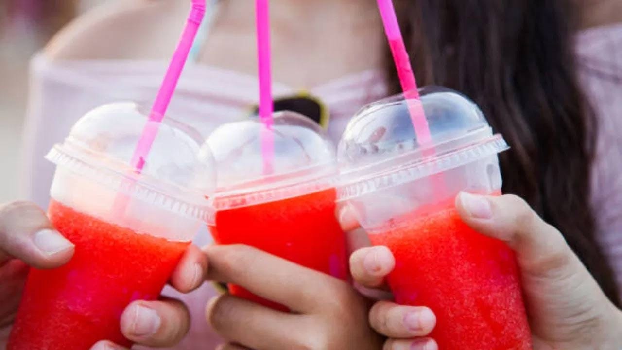 నిజానికి.. పాలీప్రొఫైలిన్ అనే సమ్మేళనంతో ప్లాస్టిక్ స్ట్రాస్ తయారు చేస్తారు. ఫుడ్ అండ్ డ్రగ్ అడ్మినిస్ట్రేషన్ ప్రకారం.. పాలీప్రొఫైలిన్ ఆరోగ్యానికి సురక్షితం కాదు. ప్లాస్టిక్ స్ట్రాస్‌లలో అనేక రసాయనాలు ఉంటాయి. ఇవి ఆరోగ్యంపై తీవ్ర ప్రభావం చూపుతాయి.  