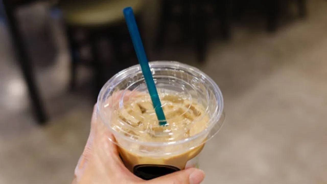 వేడి పానీయాలను ఎప్పుడూ ప్లాస్టిక్ స్ట్రాస్‌తో తాగకూడదు. ప్లాస్టిక్ కణాలు వేడి వల్ల కరిగి రక్తంలోకి నేరుగా ప్రవేశిస్తాయి. ఇది కాలేయంలోకి చేరి ఆరోగ్యానికి హాని కలిగిస్తుంది.