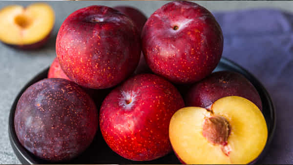 Plum Fruits for Skin: ప్లమ్ పండ్లతో చేసిన ఈ ఫేస్ ప్యాక్ ఎప్పుడైనా ట్రై చేశారా..? మెరిసే అందం మీ సొంతం