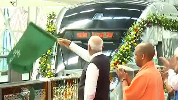 Namo Bharat: ఢిల్లీ-మీరట్ మధ్య పట్టాలెక్కెన నమోభారత్ రైళ్లు.. జెండా ఊపి రైళ్లను ప్రారంభించిన ప్రధాని మోదీ