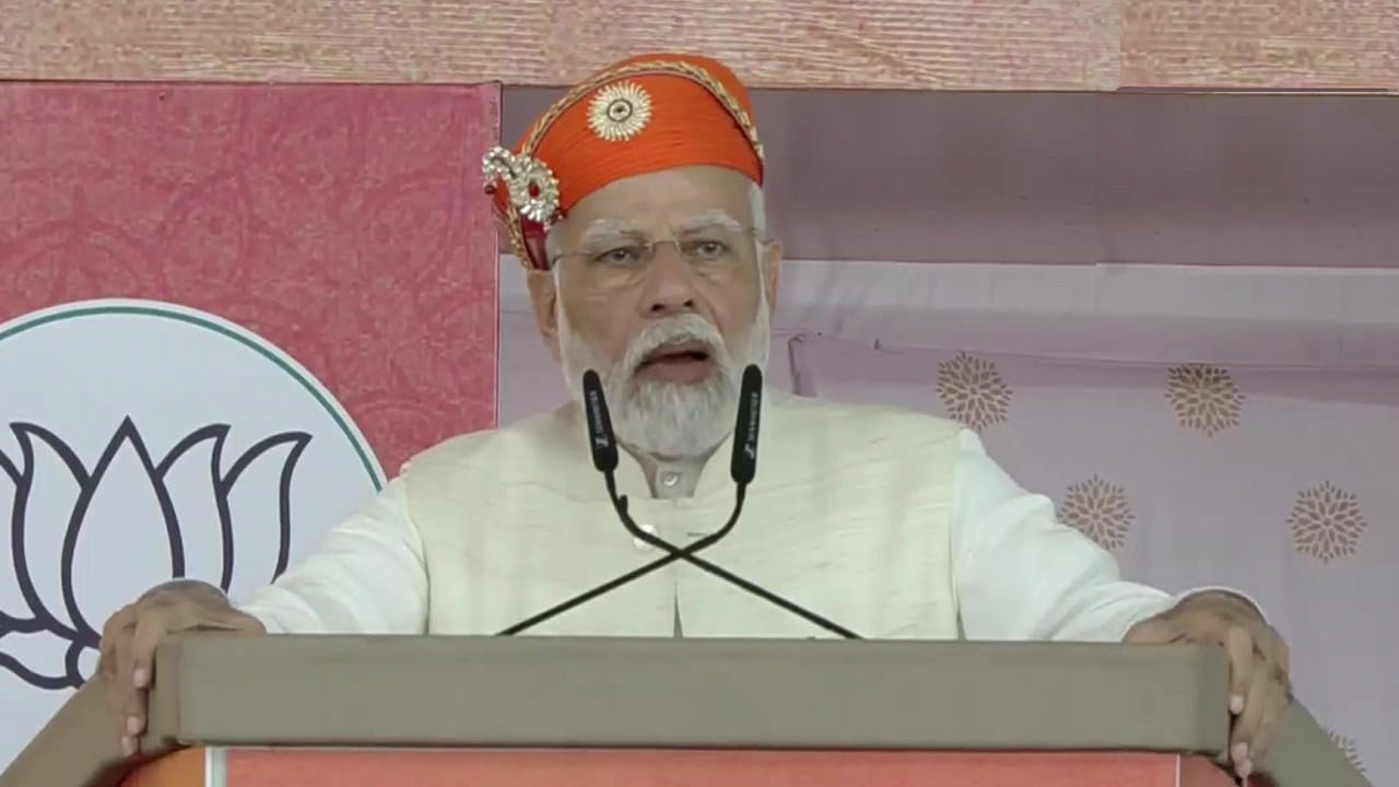 PM Modi: 'జిత్నీ అబాది, ఉత్నా హక్' రాహుల్ గాంధీ వ్యాఖ్యలపై ప్రధాని మోదీ చురకలు..మైనారిటీలను తొలగిస్తారంటూ..