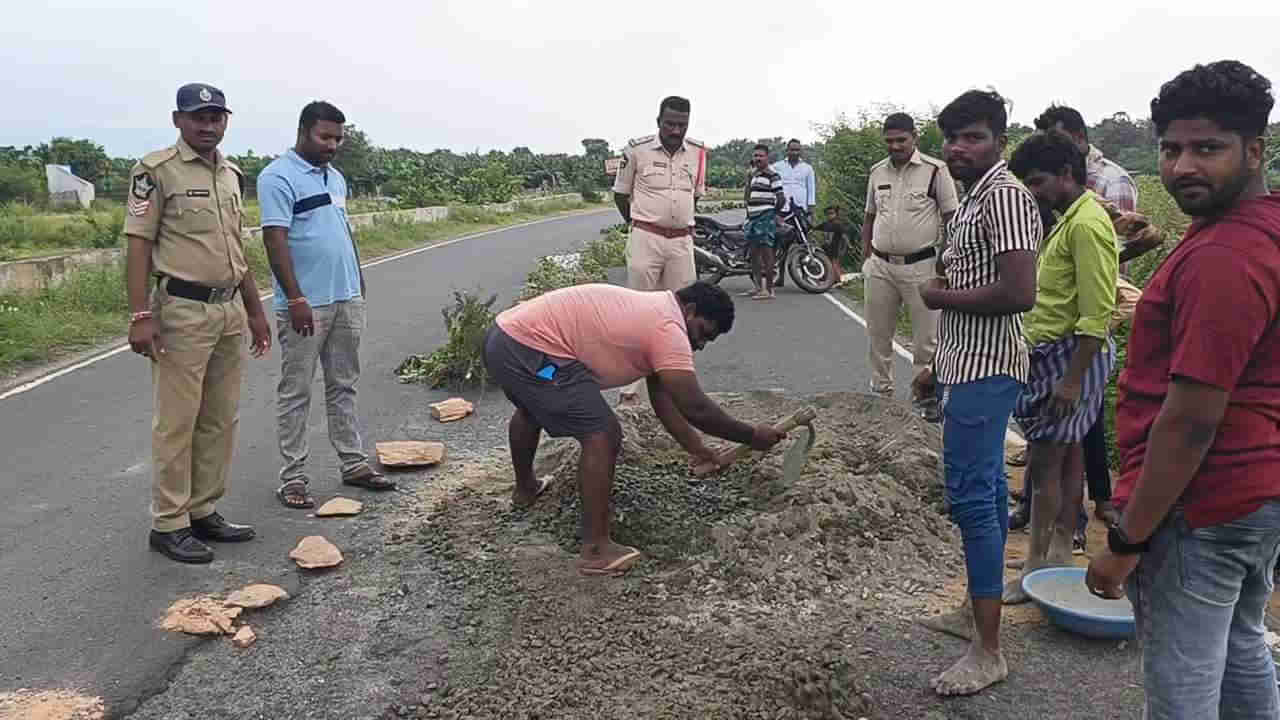 Andhra Pradesh: స్వయంగా రంగంలోకి దిగి రోడ్లపై గుంతలు పూడ్చివేయించిన పోలీసులు