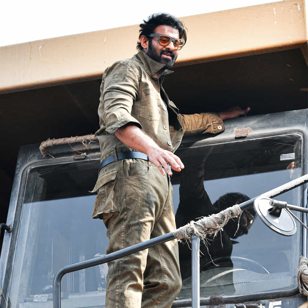 అలాంటప్పుడు కచ్చితంగా బ్లాక్బస్టర్ టాక్ వస్తే కానీ ఆడియన్స్ థియేటర్స్ వరకు వెళ్ళరు. ఏ మాత్రం తేడా జరిగినా ఆ ప్రభావం చాలా అంటే చాలా దారుణంగా ఉంటుంది. మరి అంత దమ్ము సలార్లో ఉందా లేదా అనేది చూడాలిక. అన్నట్లు షారుక్ ఖాన్ డంకీతో పోటీ పడి మరీ సలార్ వచ్చేస్తుంది.