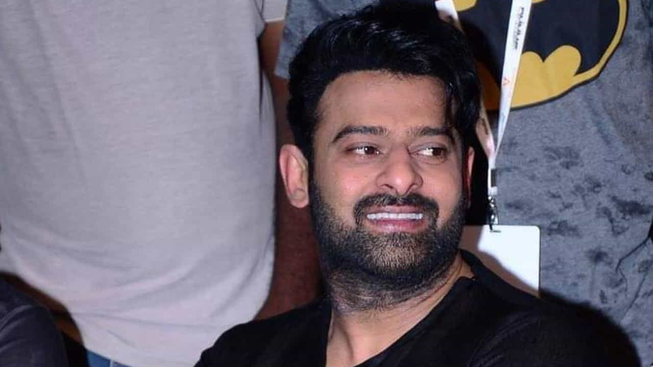 అక్టోబర్ 23... ఈ రోజు దసరా పండుగతో పాటు మరో పండుగను కూడా సెలబ్రేట్ చేసుకుంటున్నారు టాలీవుడ్ ఆడియన్స్. వెండితెర బాహుబలి ప్రభాస్ బర్త్ డే కూడా ఈ రోజే. ఈ సందర్భంగా ప్రభాస్ కెరీర్ గురించి, అప్ కమింగ్ సినిమాల గురించి డిస్కస్ చేసుకుంటున్నారు డార్లింగ్ డైహార్డ్ ఫ్యాన్స్.