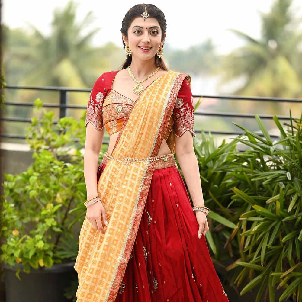 తాజాగా ఈ భామ పట్టుపరికిణిలో మెరిసింది. బుట్టబొమ్మలా రెడీ అయ్యి ఫోటోలకు ఫోజులిచ్చింది ప్రణీత సుభాష్. ఈ అమ్మడు షేర్ చేసిన ఫోటోలు ఇప్పుడు వైరల్ అవుతున్నాయి.