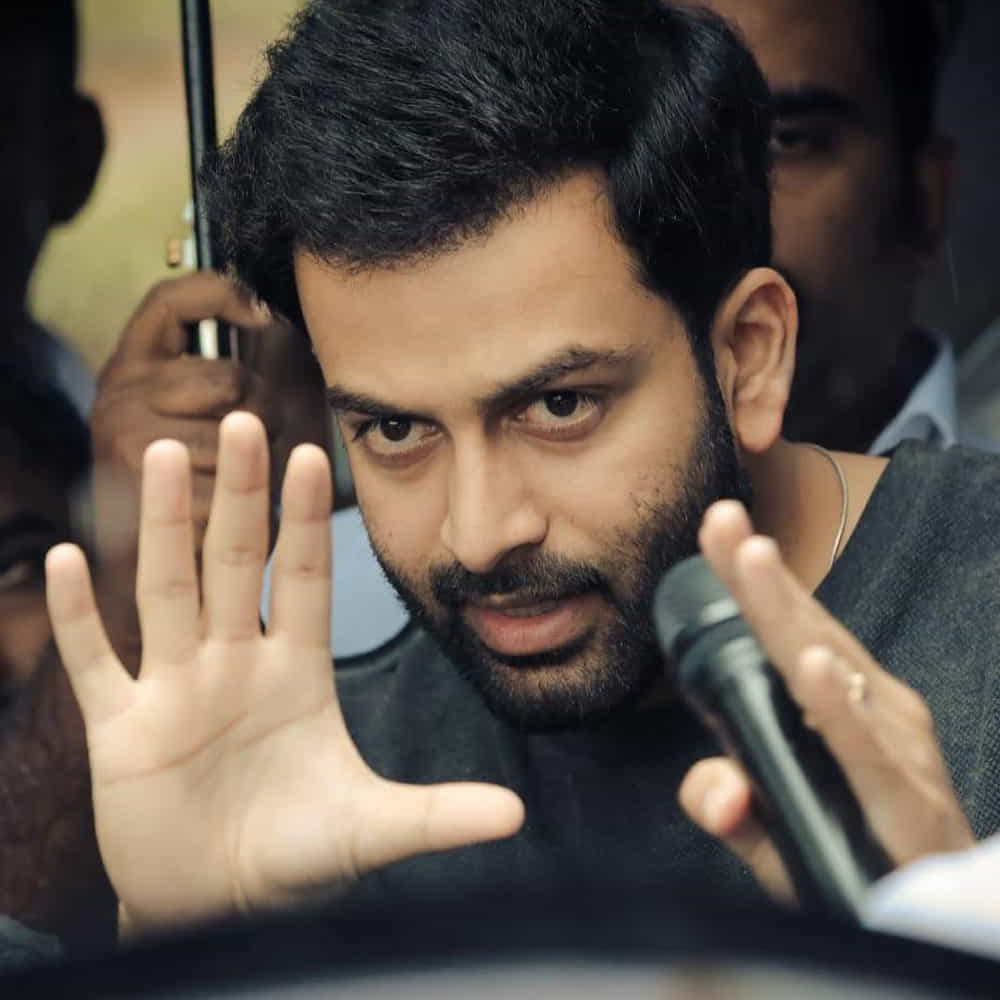 కోవిడ్ టైమ్ లో డబ్బింగ్ సినిమాలతో అన్ని ఇండస్ట్రీలకు చేరువైన పృథ్వీరాజ్ సుకుమారన్ కు అన్ని ఇండస్ట్రీల నుంచి ఆఫర్స్ క్యూ కట్టాయి. ప్రజెంట్ ప్రభాస్ హీరోగా తెరకెక్కుతున్న సలార్ సినిమాలో కీలక పాత్రలో నటిస్తున్నారు పృథ్వీరాజ్.