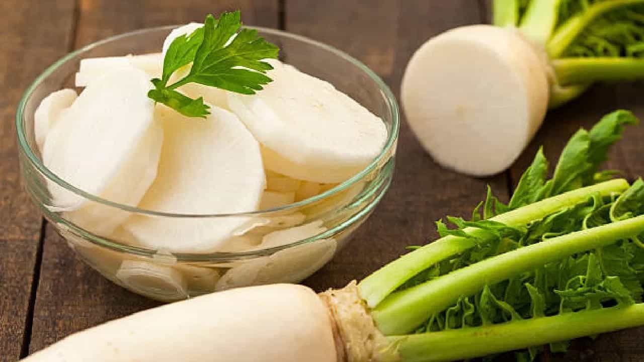 కూర, చారు, పచ్చడి, సలాడ్ ఇలా ముల్లంగితో ఏ వెరైటీ చేసినా అదరహో.. అనిపిస్తుంది. ముల్లంగి తింటే కంటిచూపు మెరుగవడమేకాకుండా ఎముకలు, దంతాలు దృఢంగా ఉంటాయి. ఇది గుండెకు కవచంలా కాపాడుతుంది.