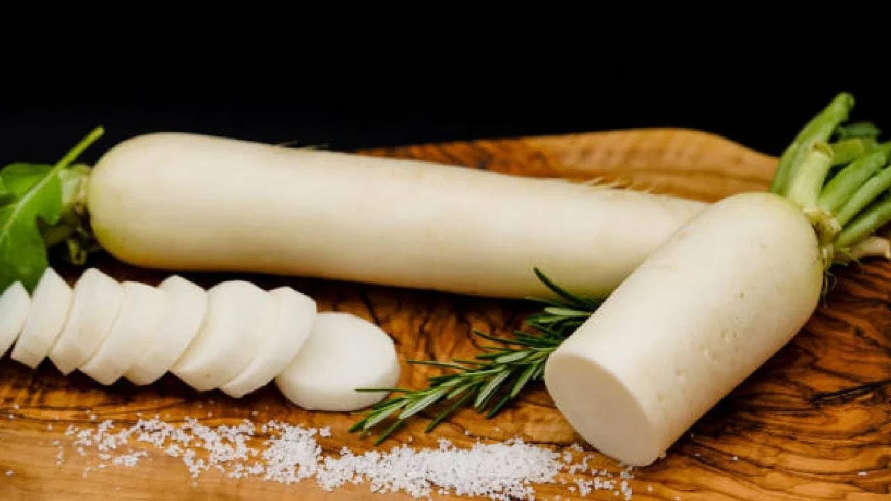 ముల్లంగిలోని యాంటీఆక్సిడెంట్లు ఇన్‌ఫ్లమేషన్‌, ఒత్తిడితో పోరాడుతాయి. ముల్లంగి రక్తంలో చక్కెర స్థాయిలను స్థిరంగా ఉంచడంలో సహాయపడుతుంది. షుగర్ వ్యాధిగ్రస్తులు గ్లూకోజ్ స్థాయిలను అదుపులో ఉంచుకోవాలనుకుంటే ముల్లంగిని తప్పనిసరిగా ఆహారంలో భాగంగా చేర్చుకోవాలి.ముల్లంగి కాలేయ ఆరోగ్యానికి సహాయపడుతుందని తాజా అధ్యయనాలు సూచిస్తున్నాయి. ముల్లంగి క్యాన్సర్ కణాల పెరుగుదలను నిరోధిస్తుంది. ఆందోళనను తగ్గించే శక్తి దీనికి ఉంటుంది. ముల్లంగి తినడం వల్ల జుట్టుకు సంబంధించిన అనేక సమస్యలకు పరిష్కారం లభిస్తుంది. జుట్టు రాలడం తగ్గి జుట్టు బలంగా మారుతుంది.