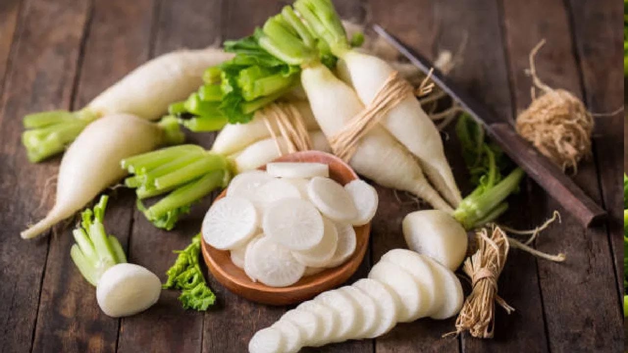 దుంపకూరల్లో ముల్లంగి ఒకటి. రుచికి కొంచెం వెగటుగా ఉన్నా వీటిల్లో ఎన్నో పోషకాలు, విటమిన్లు, మినరల్స్ పుష్కలంగా ఉంటాయి. ముఖ్యంగా పొటాషియం, పీచు, జింక్‌, భాస్వరం, మెగ్నీషియం, కాపర్‌, క్యాల్షియం, ఐరన్‌, మాంగనీస్‌, ఎ, బి6, సి, ఇ, కె విటమిన్లు అధికంగా ఉంటాయి. 