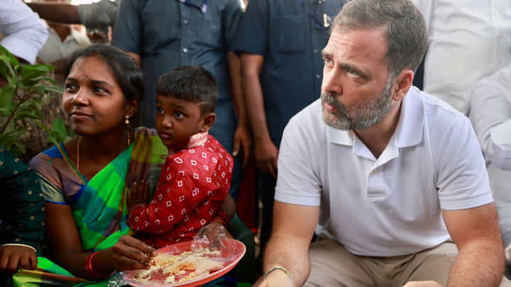జగిత్యాల పర్యటనలో ఆసక్తికర దృశ్యం.. చిన్నారులకు చాక్లెట్స్ అందించిన రాహుల్ గాంధీ జగిత్యాల పర్యటనలో ఆసక్తికర దృశ్యం.. చిన్నారులకు చాక్లెట్స్ అందించిన రాహుల్ గాంధీ