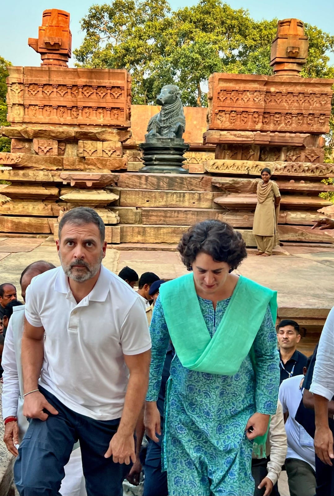 తెలంగాణలో అసెంబ్లీ ఎన్నికల ప్రచారానికి కాంగ్రెస్ నేత రాహుల్ గాంధీ, ప్రియాంక గాంధీలు శ్రీకారం చుట్టారు. ముందుగా వారిద్దరు 13వ శతాబ్ధానికి చెందిన రామప్ప ఆలయాన్ని దర్శించుకుని ప్రత్యేక పూజలు నిర్వహించారు. అనంతరం ములుగు నుంచి పార్టీ బస్సు యాత్రను ప్రారంభించారు. ఈ సందర్భంగా జరిగిన బహిరంగ సభలో వారు మాట్లాడారు. 