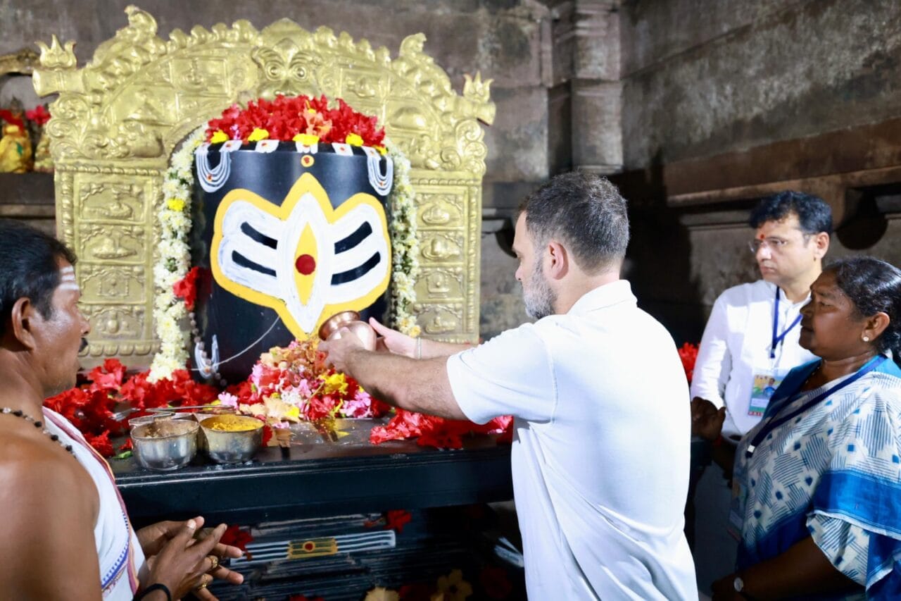 రామప్ప ఆలయంలో ప్రత్యేక పూజలు నిర్వహించిన రాహుల్ గాంధీ, ప్రియాంక గాంధీ. ఫోటోలో స్థానిక కాంగ్రెస్ ఎమ్మెల్యే సీతక్క ఉన్నారు. 