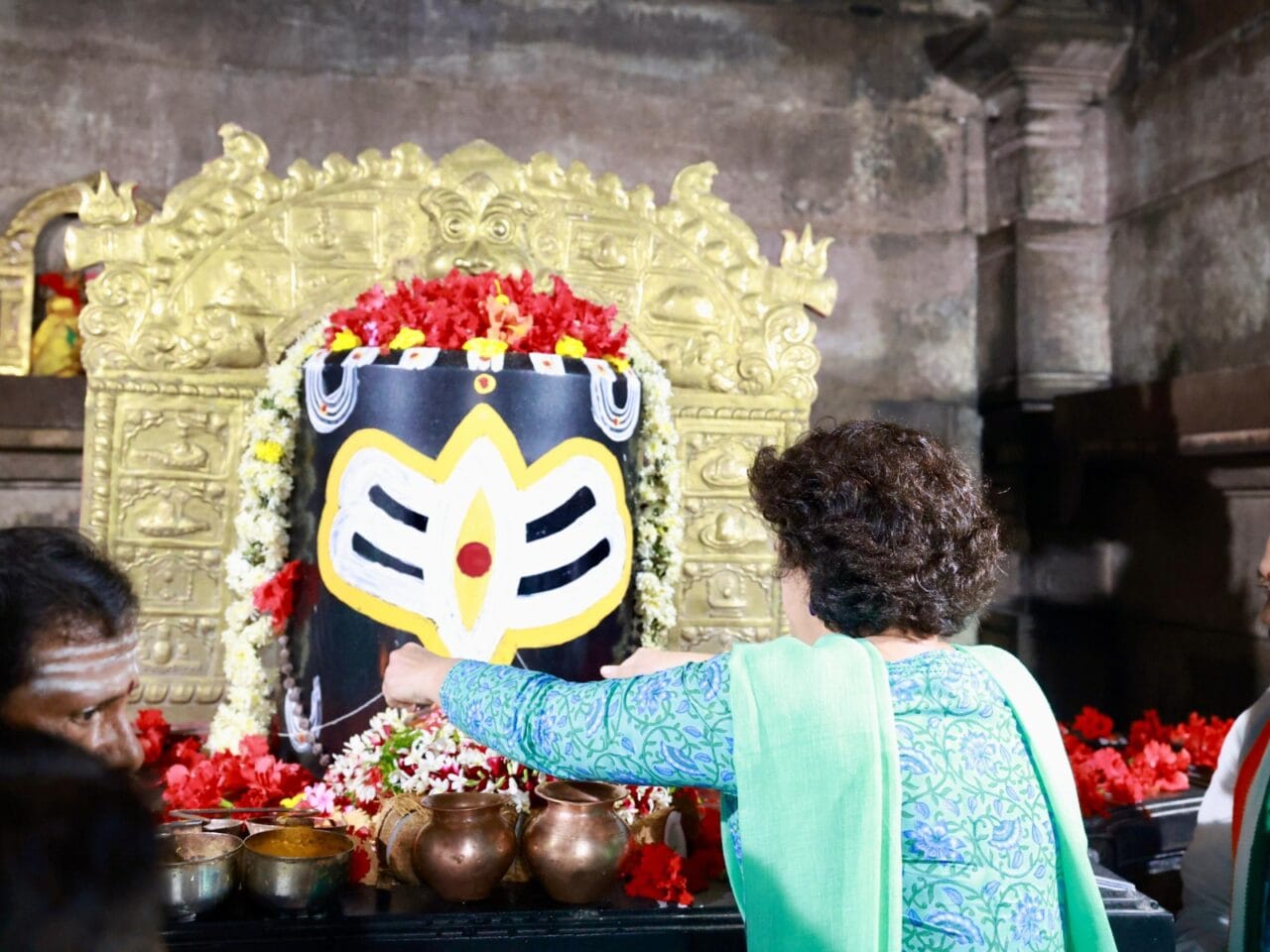 రామప్ప ఆలయంలో ప్రత్యేక పూజలు నిర్వహించిన ప్రియాంక గాంధీ