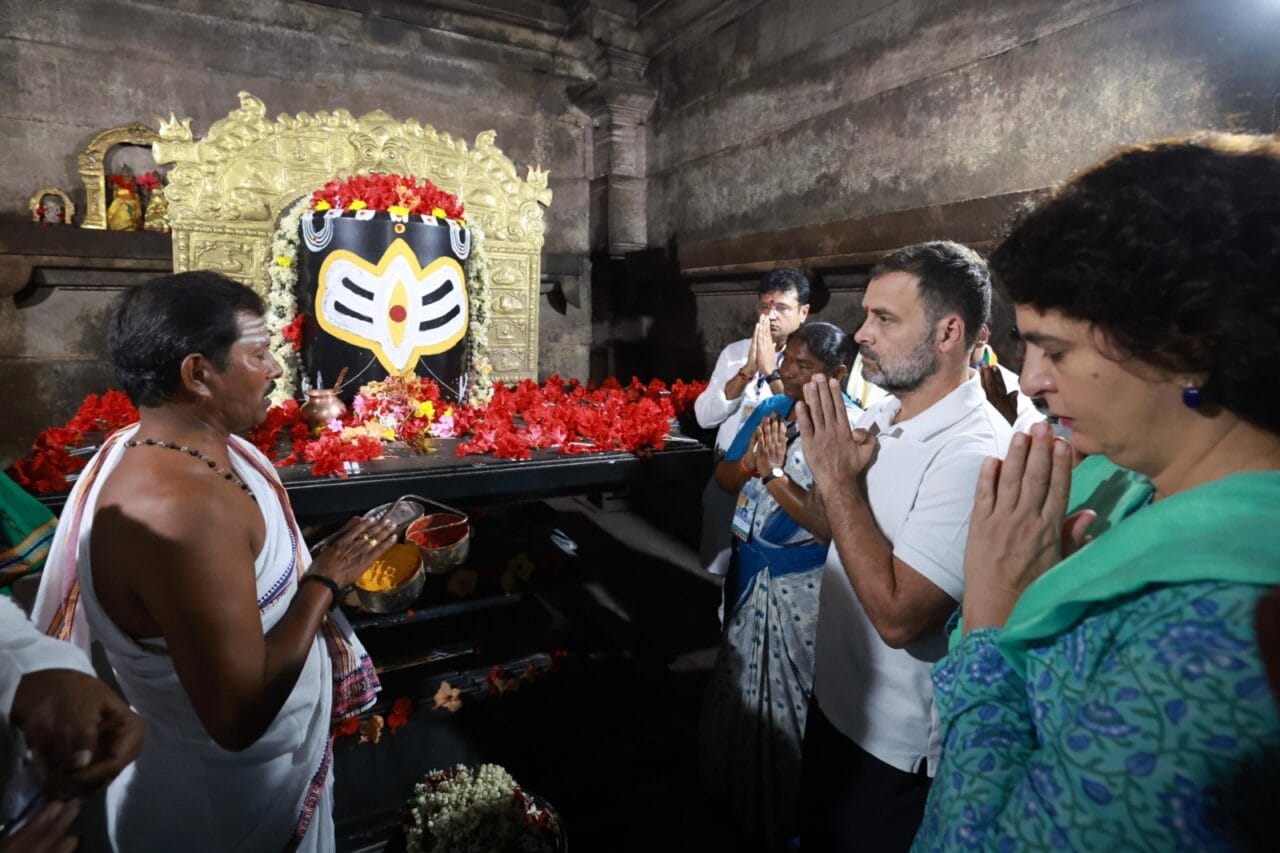 రామప్ప ఆలయంలో ప్రత్యేక పూజలు నిర్వహించిన రాహుల్ గాంధీ, ప్రియాంక గాంధీ
