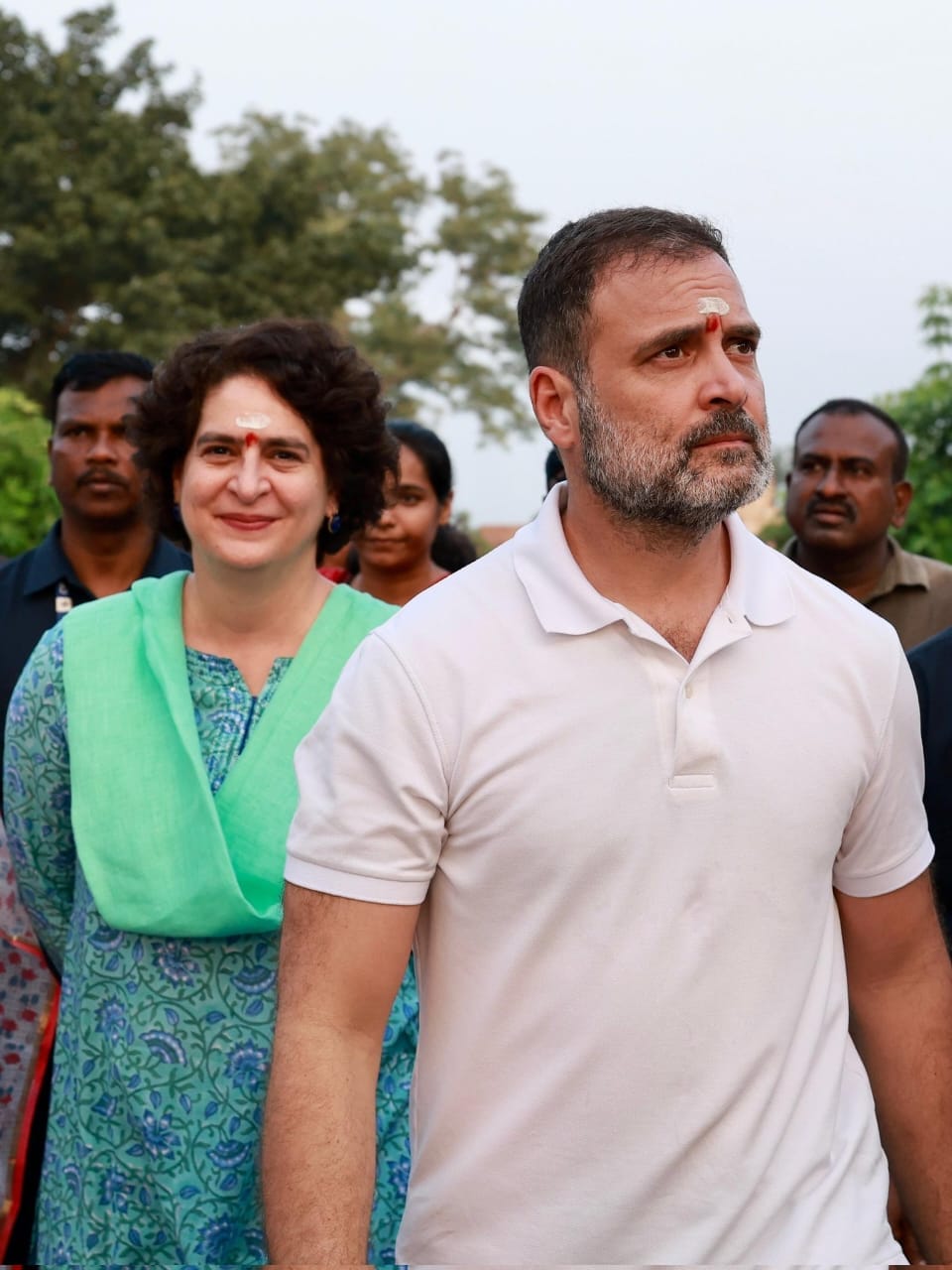 రామప్ప ఆలయాన్ని దర్శించుకున్న తర్వాత రాహుల్ గాంధీ, ప్రియాంక గాంధీ. వారిద్దరూ తెలంగాణలో మూడ్రోజుల పాటు ఎన్నికల ప్రచారం నిర్వహించనున్నారు. 