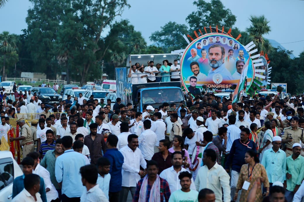 రామప్ప ఆలయ దర్శనం తర్వాత కాంగ్రెస్ బస్సు యాత్రను ప్రారంభించిన రాహుల్ గాంధీ, ప్రియాంక గాంధీ. ఆ తర్వాత ములుగులో నిర్వహించిన సభకు జనం భారీ ఎత్తున తరలివచ్చారు