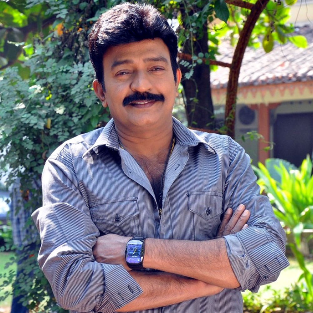 Rajasekhar: తెలుగు ఇండస్ట్రీలో యాంగ్రీ యంగ్ మెన్ అంటే వెంటనే గుర్తుకొచ్చే పేరు రాజ‌శేఖ‌ర్. 90ల్లో అగ్ర హీరోగా ఉన్న ఈయన.. 2000 తర్వాత రేసులో వెనకబడిపోయారు. తాజాగా ఈయన నితిన్ హీరోగా వక్కంతం వంశీ తెరకెక్కిస్తున్న 'ఎక్స్ ట్రా'లో కీల‌క పాత్ర‌కి ఎంపిక‌య్యారు. తాజాగా ఈయన సెట్స్‌లో జాయిన్ అయిన వీడియో విడుదల చేసారు దర్శక నిర్మాతలు. ఆయన ఇమేజ్‌కు సరిపోయే పాత్ర ఇది అంటున్నారు మేకర్స్. 