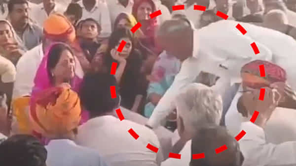 Viral Video: భారీ సభలో బీజేపీ మాజీ సీఎం కాళ్లు మొక్కి ఆశీర్వాదం తీసుకున్న కాంగ్రెస్ ఎమ్మెల్యే.. వీడియో వైరల్