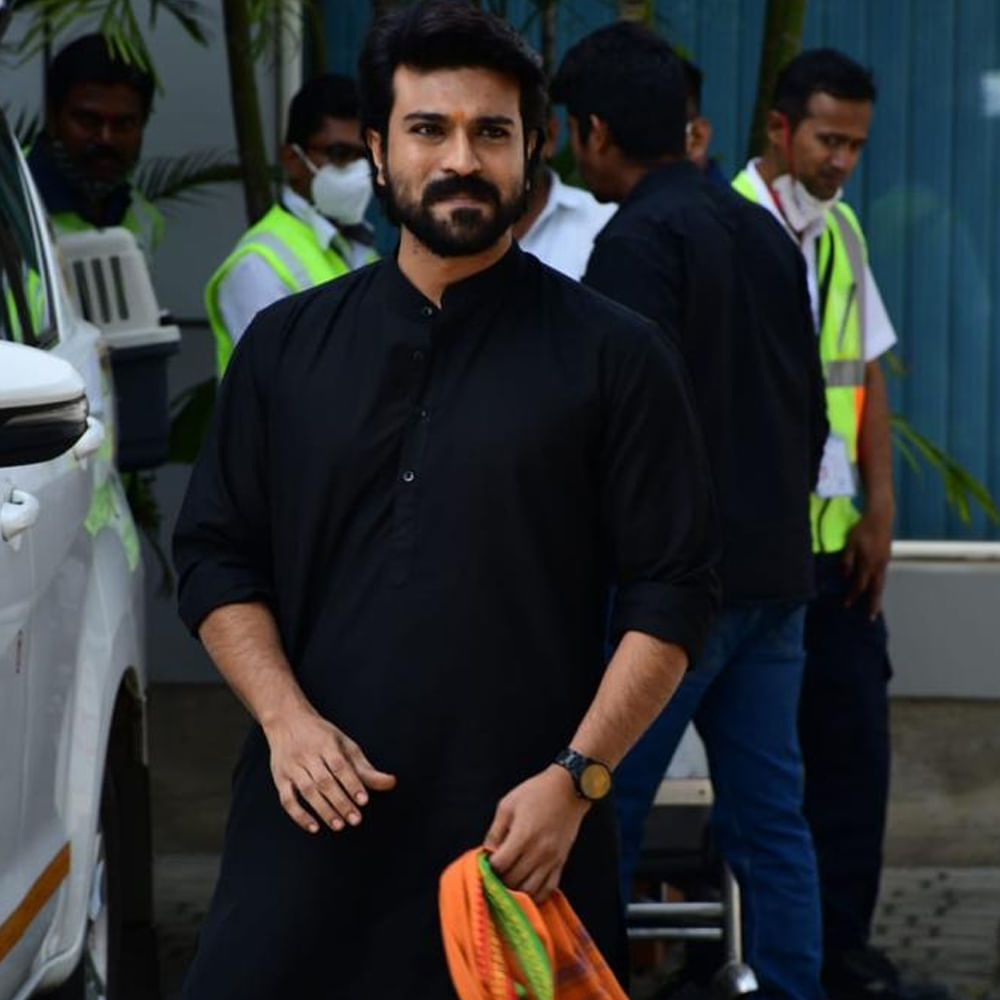 Ram Charan: గేమ్ ఛేంజర్ షూటింగ్‌కు బ్రేక్ రావడంతో.. ఈ గ్యాప్‌లో యాడ్ చేస్తున్నారు చరణ్. ఈయన ముంబై ఎయిర్ పోర్టులో ఉన్న వీడియో వైరల్ అవుతుందిప్పుడు. అందులో అయ్యప్ప మాలలో ఉన్నారు చరణ్. అక్టోబర్ 4 ఉదయం ముంబైలోని సిద్ధి వినాయక టెంపుల్‌లో మాల తీసేయనున్నారు రామ్ చరణ్.