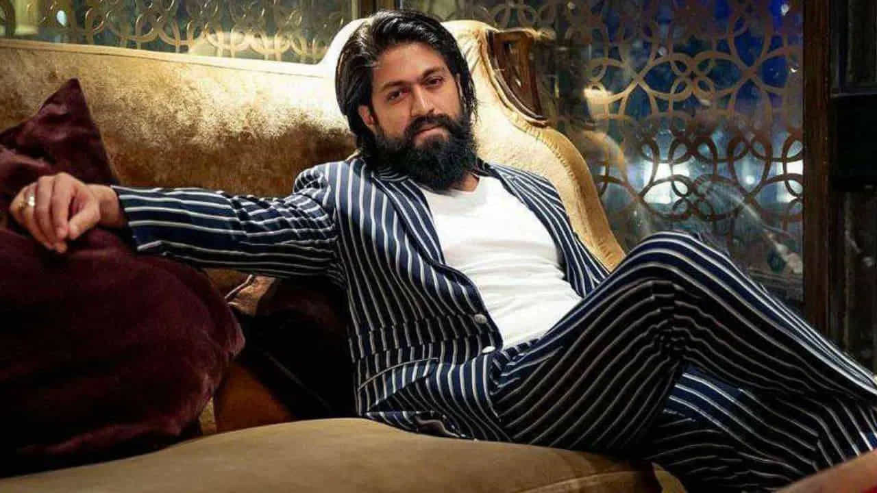 కేజీఎఫ్ ఫేమ్ సౌత్ సూపర్ స్టార్ యష్ ఒక్క సినిమాతో కనీవినీ ఎరుగని రీతిలో పాపులారిటీ సంపాదించుకున్నాడు. ప్రస్తుతం దేశం అంతా రాకీ భాయ్ అంటూ పిలుస్తోంది. వరసగా బాక్సాఫీస్ వద్ద దూసుకెళ్లిన ఈ రెండు సినిమాలు ప్రేక్షకులను ఉర్రూతలూగించాయి.