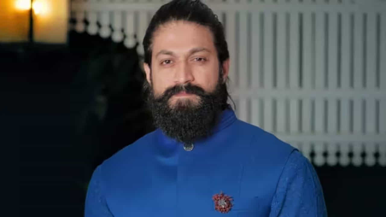 అయితే యష్ మాత్రం ఈ మువీకి రూ.100 కోట్లు కాదు ఏకంగా రూ.150 కోట్లు డిమాండ్ చేస్తున్నట్లు బాలీవుడ్ వర్గాలు చెప్పుకుంటున్నాయి. అయితే ఇందుకు సంబంధించి అధికారిక ప్రకటన ఇంకా వెలువడలేదు.
