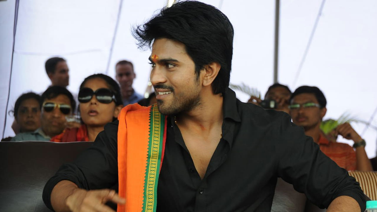 అయ్యప్ప మాల విసర్జన తర్వాత యాడ్ పనుల్లో బిజీ అయిపోయారు చరణ్. ప్రస్తుతం ఓ యాడ్ షూట్ కోసమే ముంబై వెళ్లిన ఈయన.. అక్కడే కెప్టెన్ కూల్ ఎమ్మెస్ ధోనీని కలిసారు.