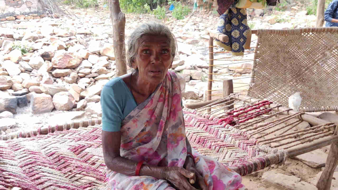 అడవిలో రాములమ్మ.. ఎన్నో ఏళ్లుగా ఆమె కుటుంబం నివసించేది అక్కడే.. ఎందుకో తెలుసా..