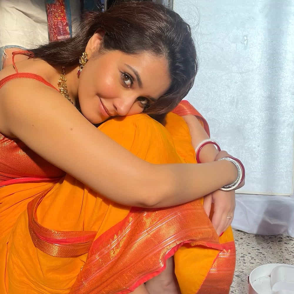 సోషల్ మీడియాలో అందాలు ఆరబోస్తూ కుర్రాళ్లను కవ్విస్తూ ఉంటుంది రాశి. ట్రెడిషనల్ డ్రసింగ్ తో పాటు మోడ్రన్ గాను కనిపిస్తూ ఆకట్టుకుంది. తాజాగా ఈ భామ ఫోటోలు నెట్టింట చక్కర్లు కొడుతున్నాయి.