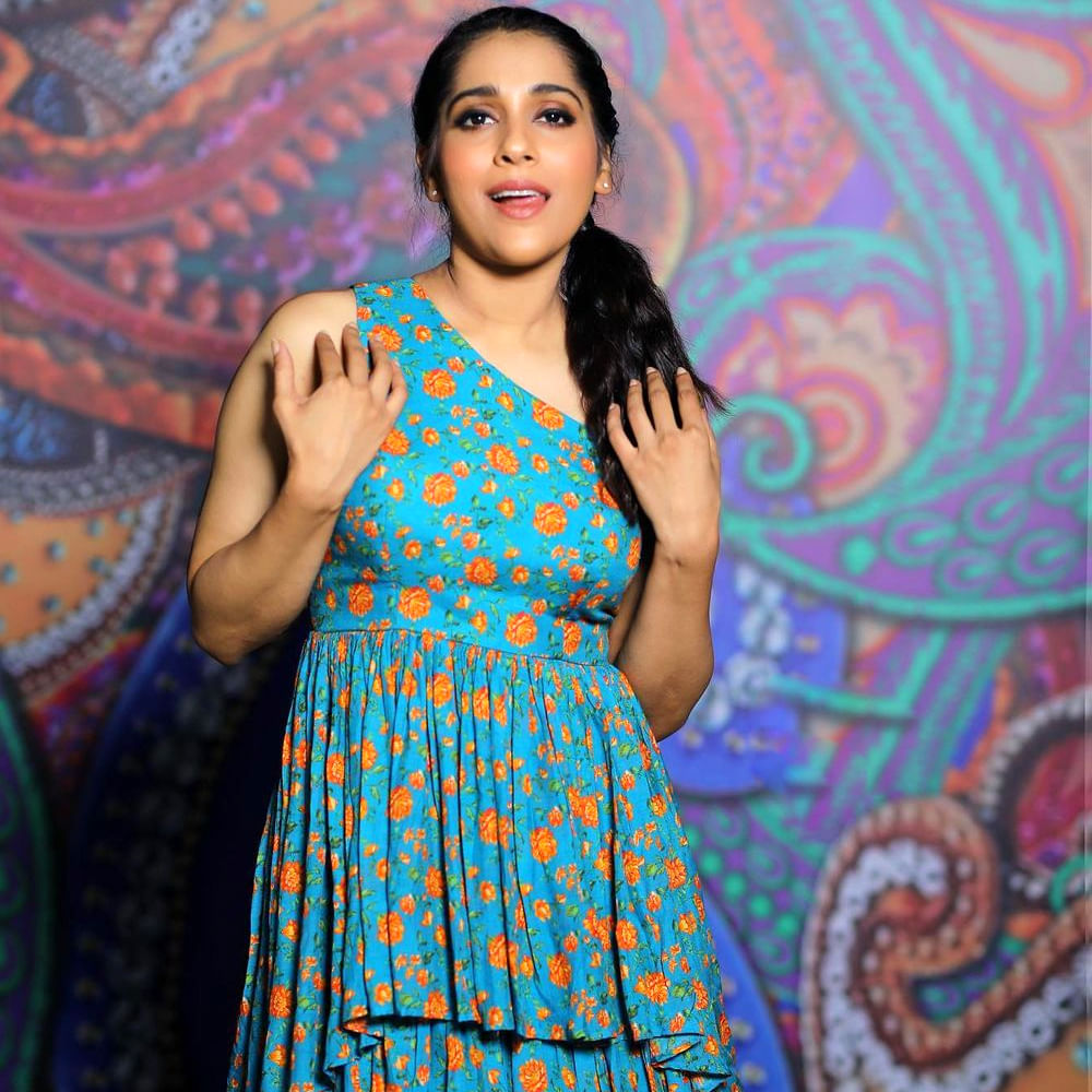 వచ్చి రాని తెలుగుతో ముద్దుముద్దుగా మాట్లాడుతూ ప్రేక్షకులను  కవ్విస్తుంది  రష్మీ. ఇక ఈ చిన్నది గ్లామర్ షోతో ఎంతో మంది హృదయాలను కొల్లగొట్టింది. 