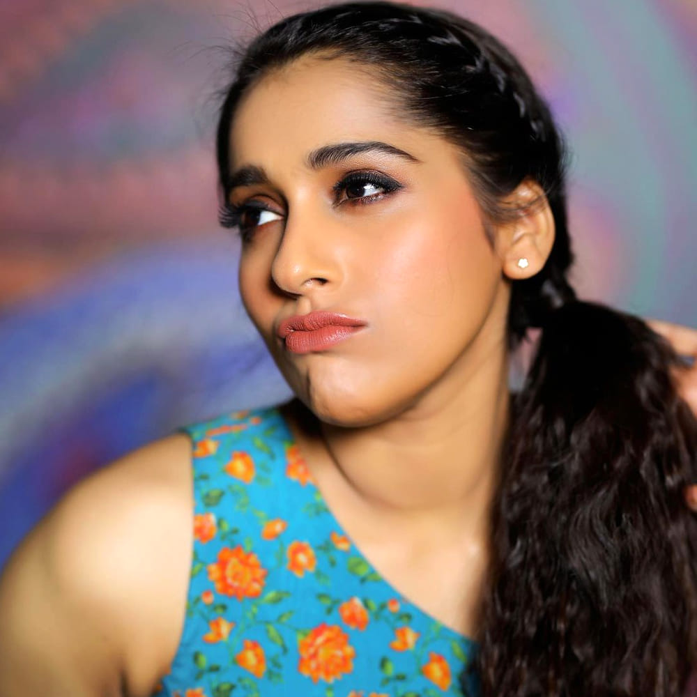 ఇక ఈ అమ్మడు పలు సినిమాల్లోనూ నటించి మెప్పించింది. హీరోయిన్ గా పలు సినిమాల్లో నటించి మెప్పించింది రష్మీ. సిద్దూజిన్నలగడ్డ హీరోగా నటించిన గుంటూరు టాకీస్ సినిమాలో నటించింది. 