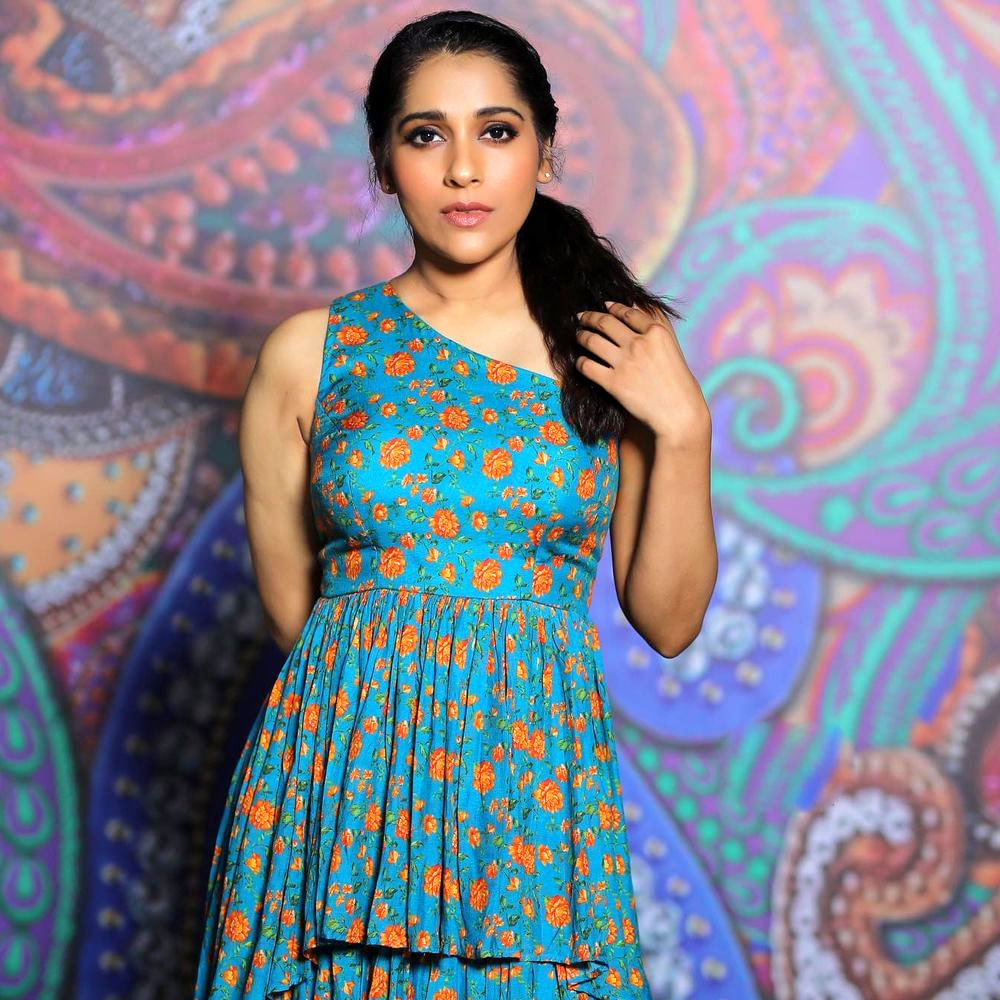 యాంకర్ గా తనకంటూ మంచి క్రేజ్ ను సొంతం చేసుకుంది ముద్దుగుమ్మ రష్మీ గౌతమ్. ప్రముఖ ఛానెల్ లో ప్రసారం అవుతోన్న కామెడీ షో జబర్దస్త్ తో మంచి క్రేజ్ సొంతం చేసుకుంది.