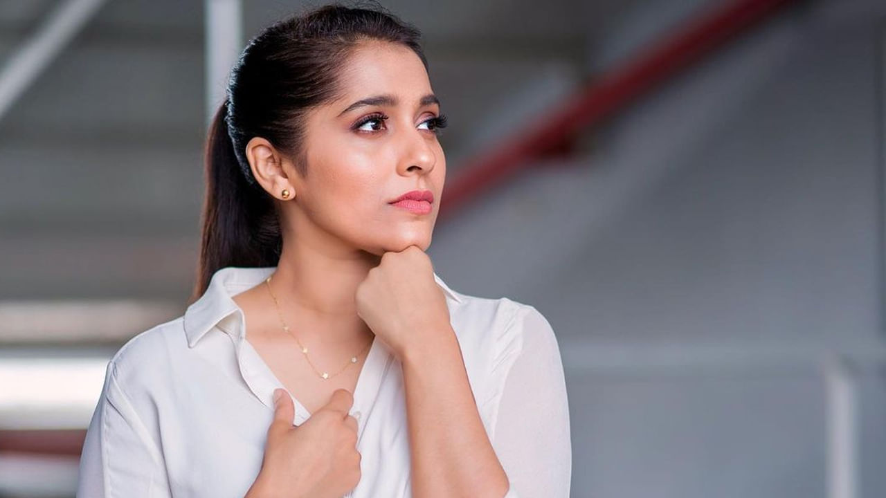 హోలీ సినిమాలో సాలు అనే ఓ పాత్రలో నటించి తెలుగు తెరకు పరిచయం అయింది రష్మీ గౌతమ్. 2009లో వెల్ డన్ అబ్బా అనే ఓ హిందీ చిత్రంతో బాలీవుడ్ లో నటించింది ఈ ముద్దుగుమ్మ. దీని తరవాత గణేష్ జస్ట్ గణేష్, బిందాస్, చలాకి, ప్రస్థానం వంటి తెలుగు చిత్రాలతో పాటు కొన్ని తమిళ, కన్నడ చిత్రాల్లో చిన్న చిన్న పాత్రల్లో కనిపించింది.